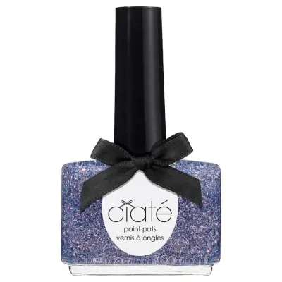 Transparent nagellack silverfärgade och regnbågsskimrande glitterstrån