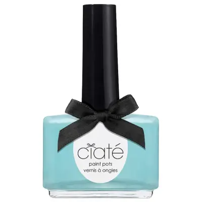 Nagellack turkosblått flera lager ger full täckning