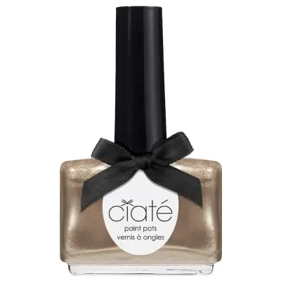 Nagellack guldfärgat skimrande flera lager ger full täckning